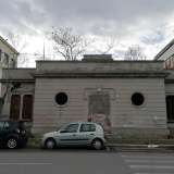 La sua architettura � di stampo ottocentesco. � arricchito infatti da un paramento listato a fasce lisce, semplici modanature, bifore architravate sui lati...